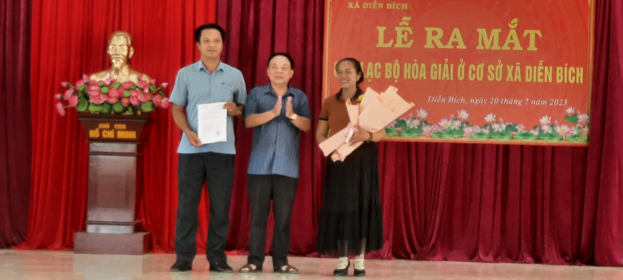 Ông Nguyễn Viết Mãn   Chủ tịch UBND xã tặng hoa cho Ban CN CLB