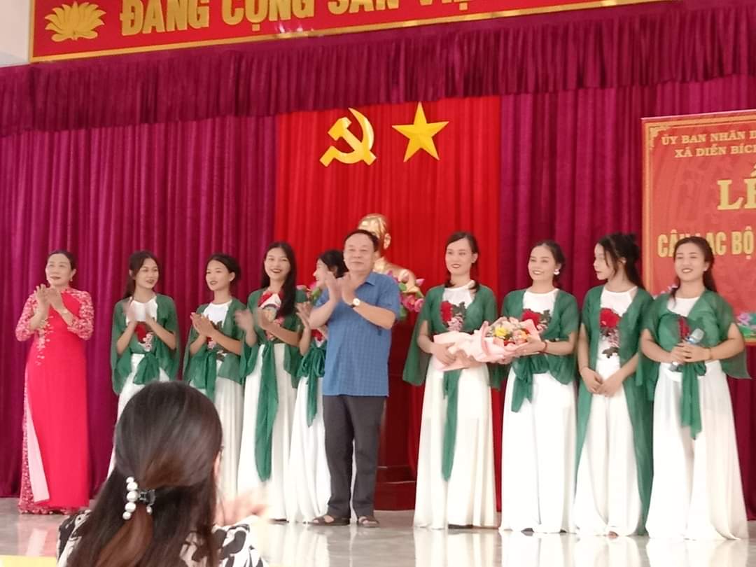 Ông Nguyễn Viết Mãn CTUBND xã tặng hoa cho đội văn nghệ